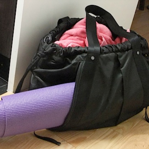 Lululemon "Effortless Tote" gym bag - Picture 4 of 6